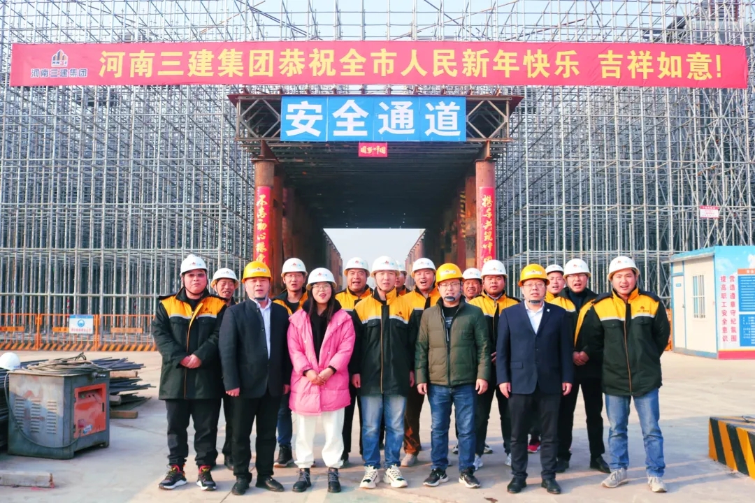 大年初一，集團(tuán)公司領(lǐng)導(dǎo)到項(xiàng)目一線慰問